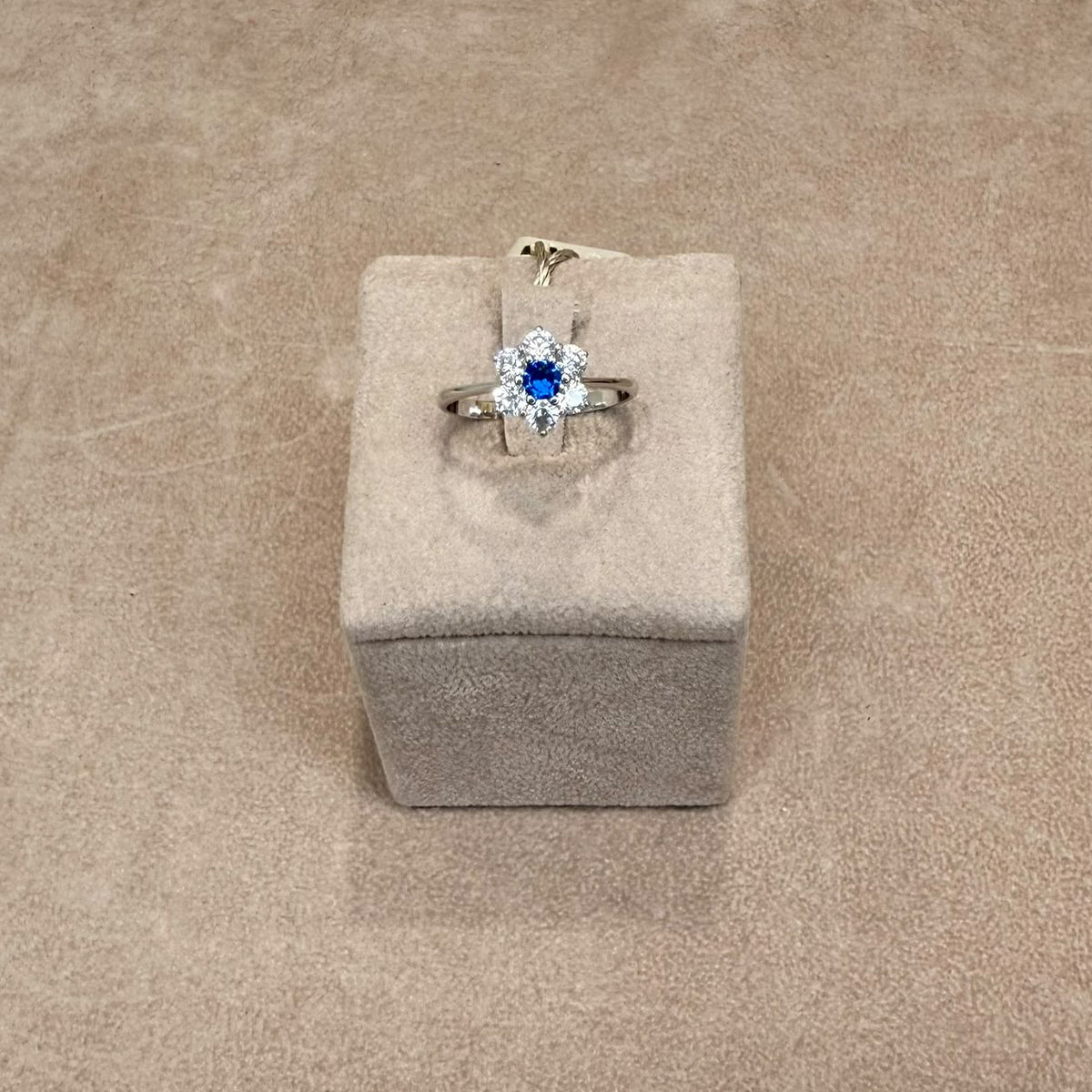 ANELLO IN ORO BIANCO 18 KT (750) CON PIETRA BLU E ZIRCONI