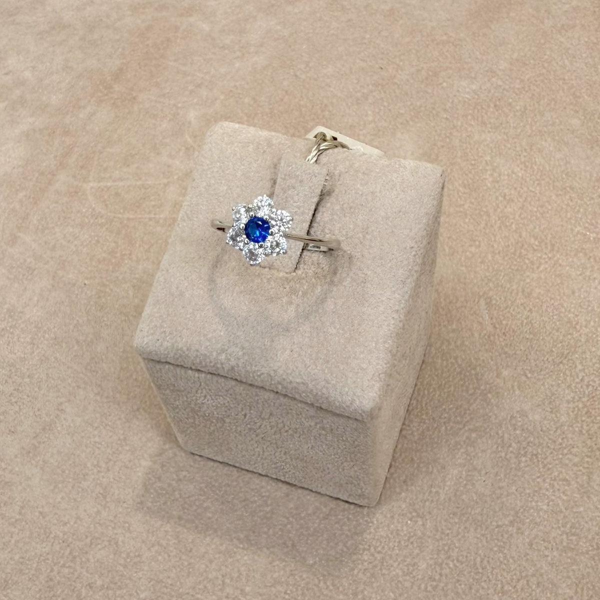 ANELLO IN ORO BIANCO 18 KT (750) CON PIETRA BLU E ZIRCONI