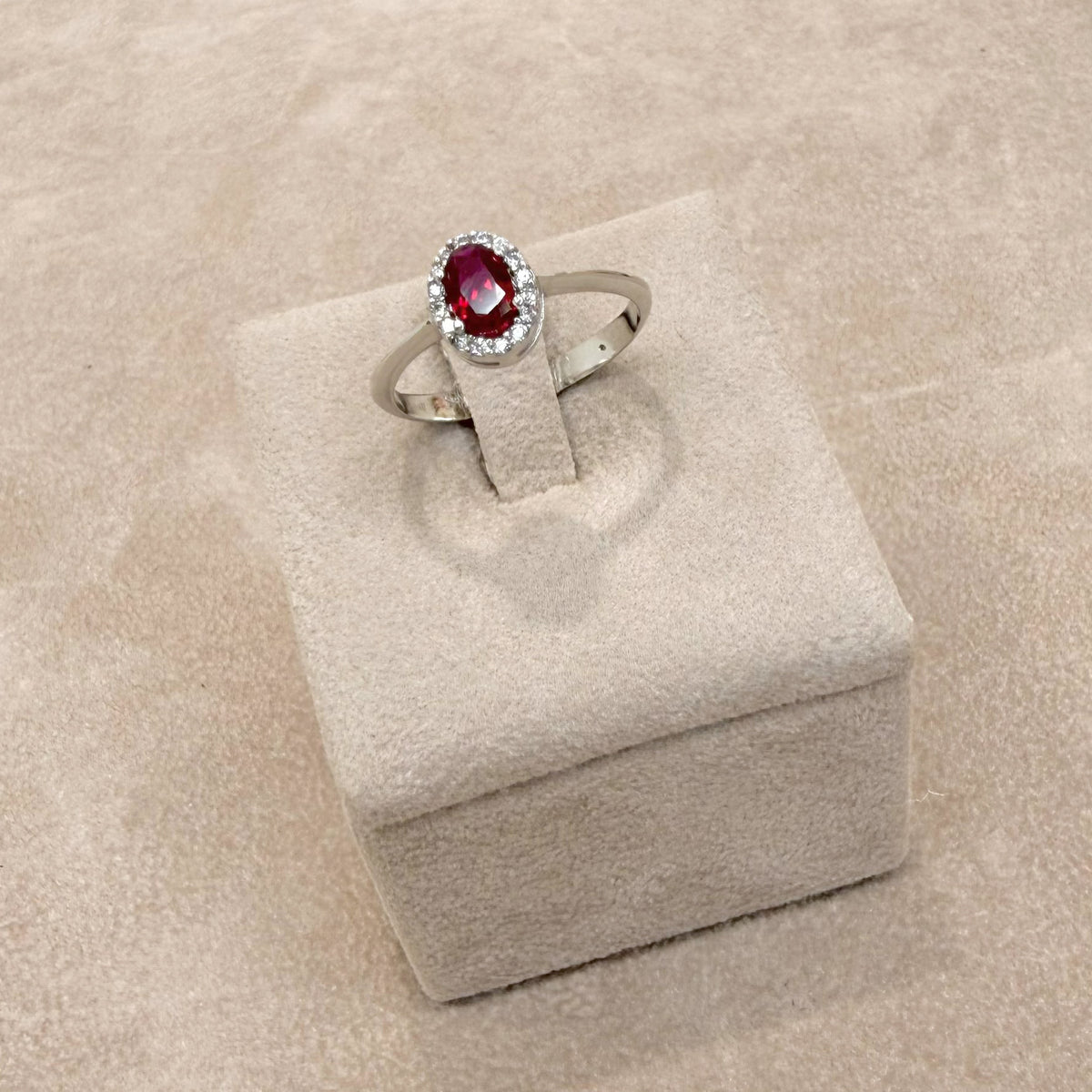 ANELLO IN ORO BIANCO 18 KT (750) CON PIETRA ROSSA OVALE E ZIRCONI