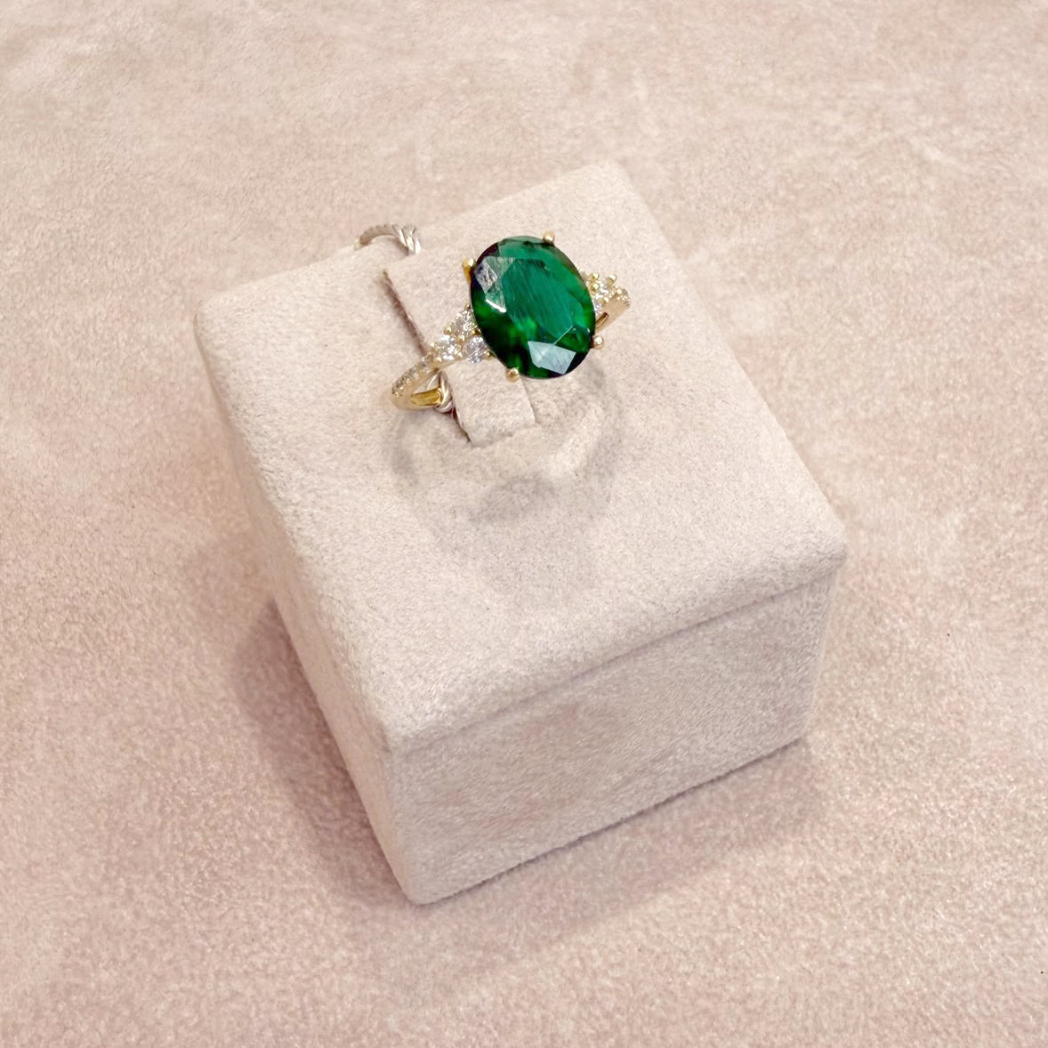 ANELLO CON PIETRA VERDE E ZIRCONI IN ORO GIALLO 18 KT (750)