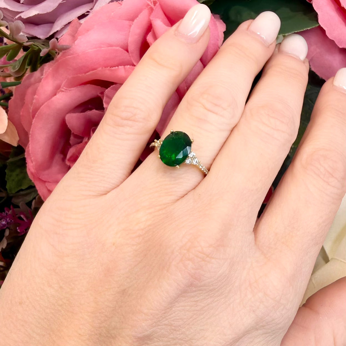ANELLO CON PIETRA VERDE E ZIRCONI IN ORO GIALLO 18 KT (750)