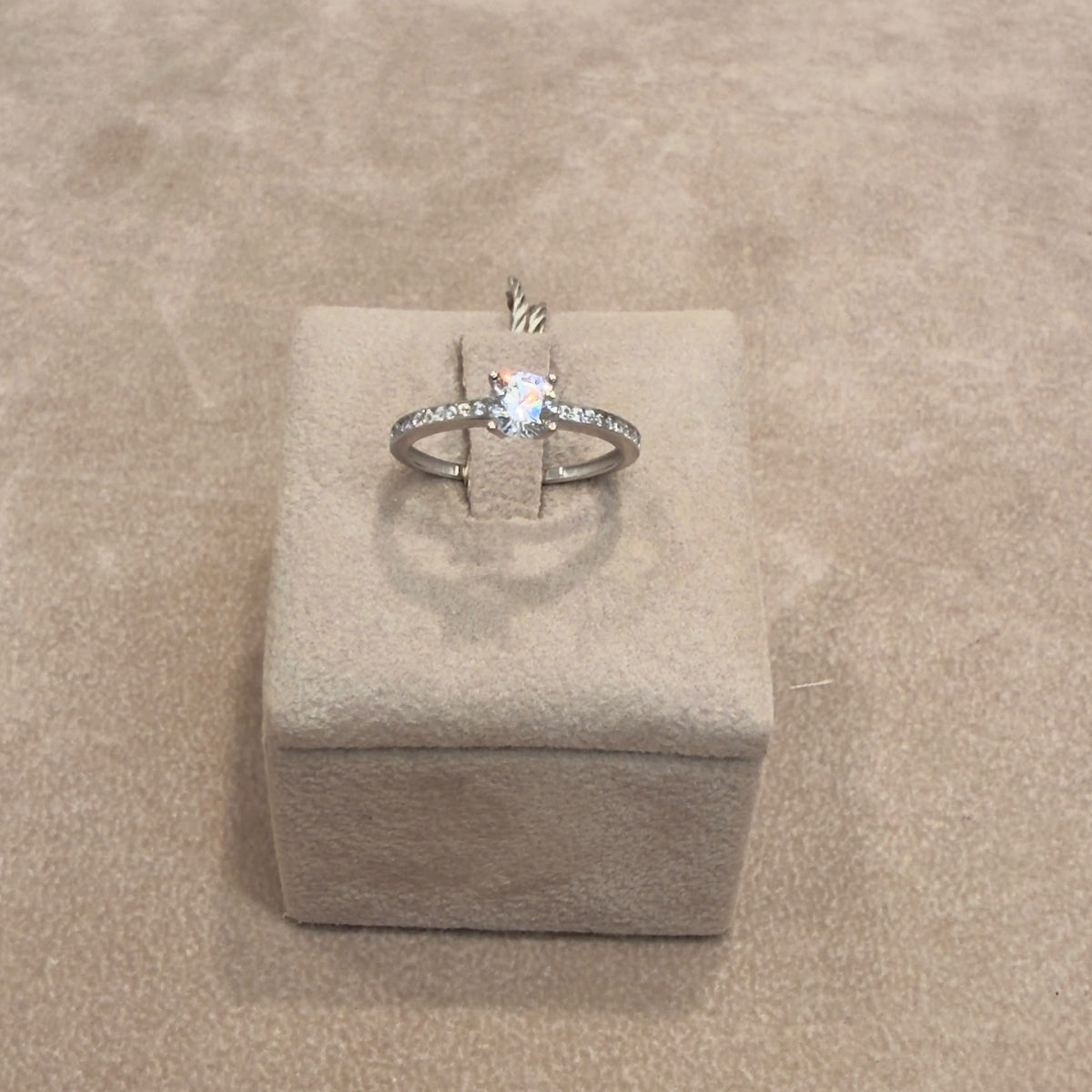 ANELLO SOLITARIO IN ORO BIANCO 18 KT (750) CON ZIRCONI
