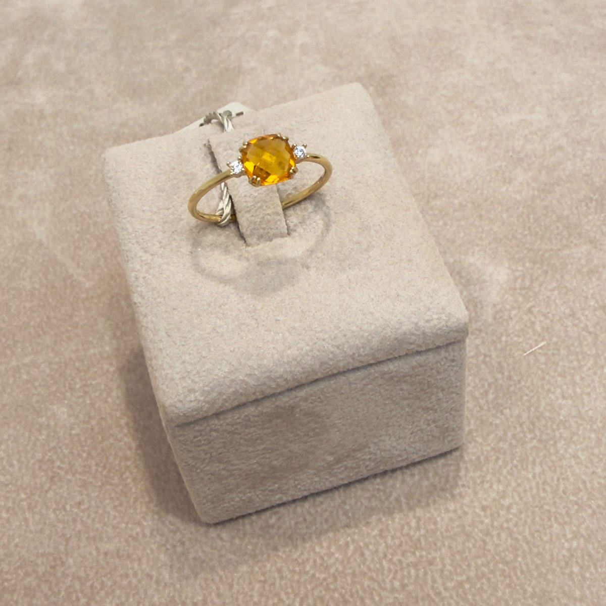 ANELLO IN ORO GIALLO 18 KT (750) CON PIETRA ARANCIONE E ZIRCONI