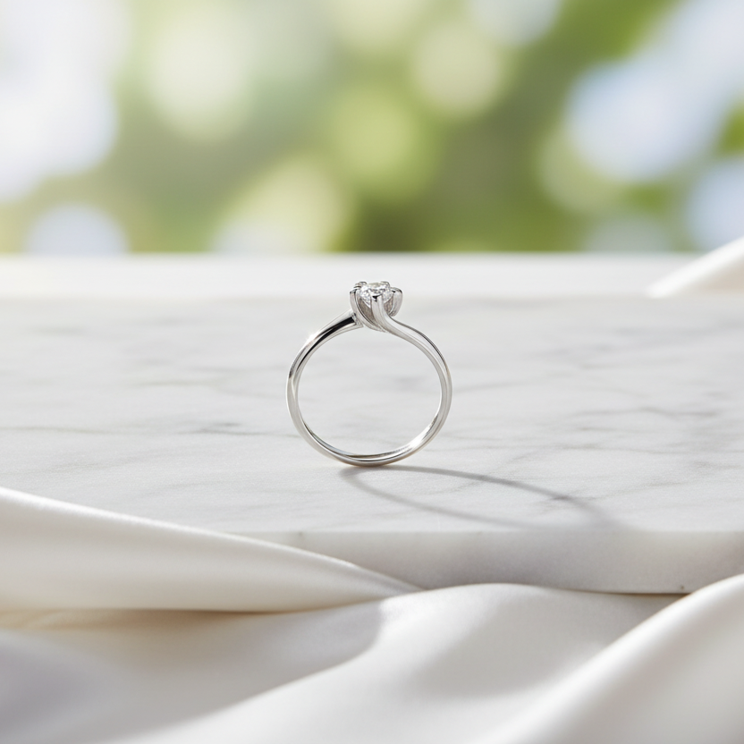 ANELLO SOLITARIO IN ORO BIANCO 18 CARATI E DIAMANTE