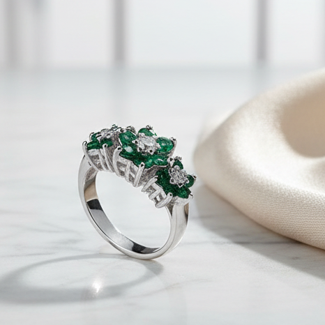 18K WHITE GOLD RING WITH DIAMONDS AND EMERALDS