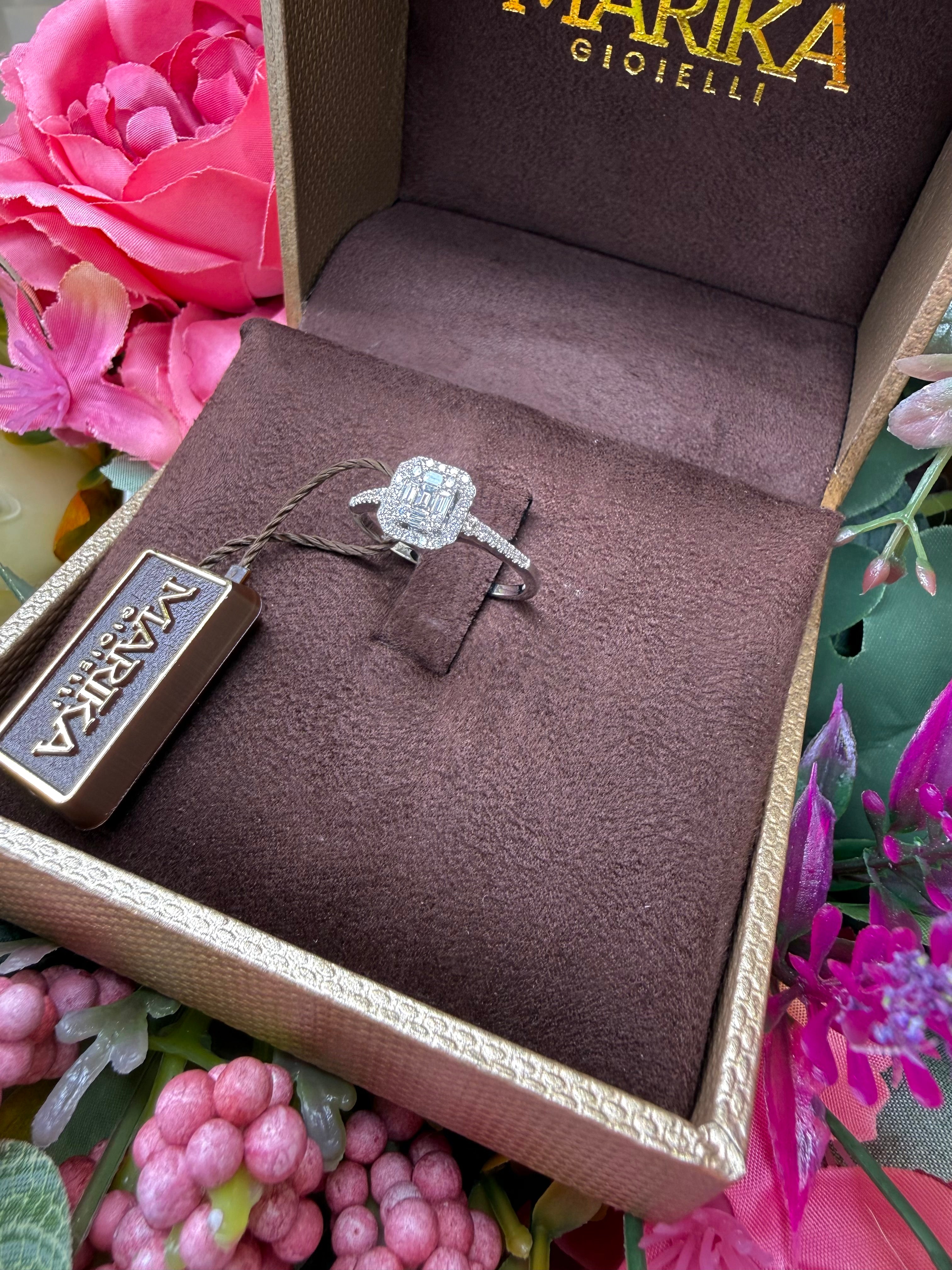 ANELLO IN ORO BIANCO 18 CARATI CON DIAMANTI E BAGUETTE