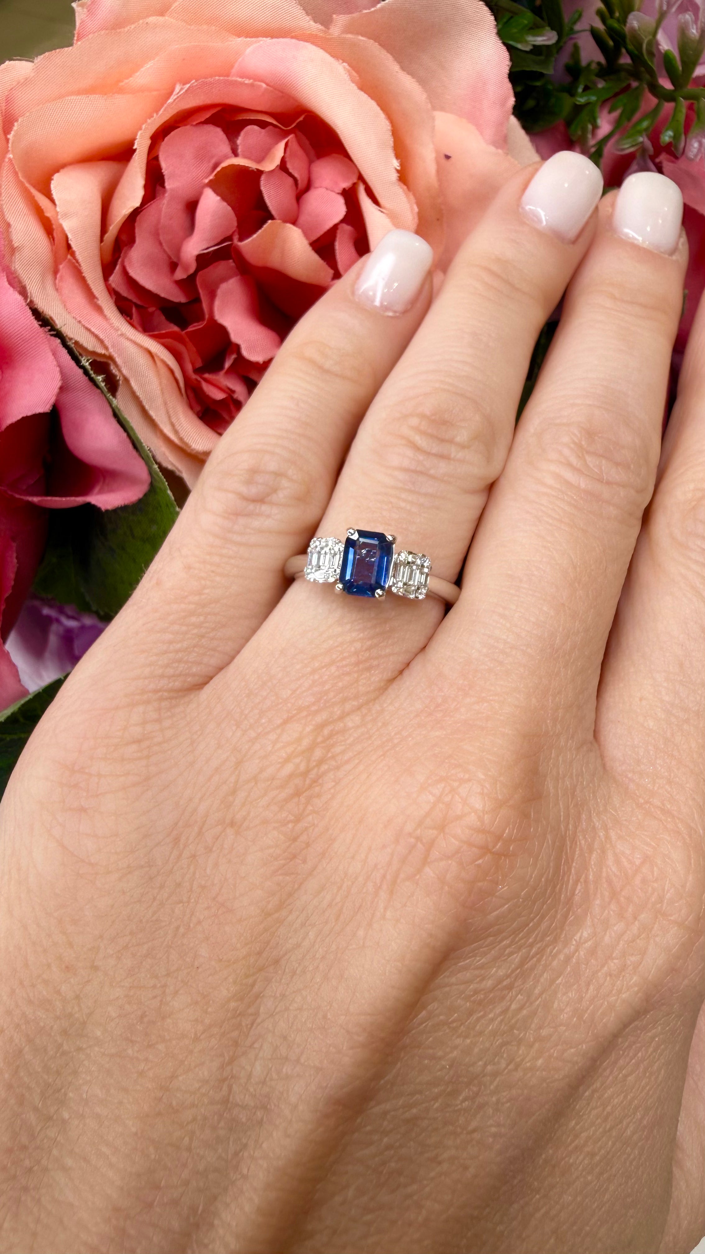 ANELLO TRILOGY IN ORO BIANCO 18KT CON DIAMANTI E ZAFFIRO