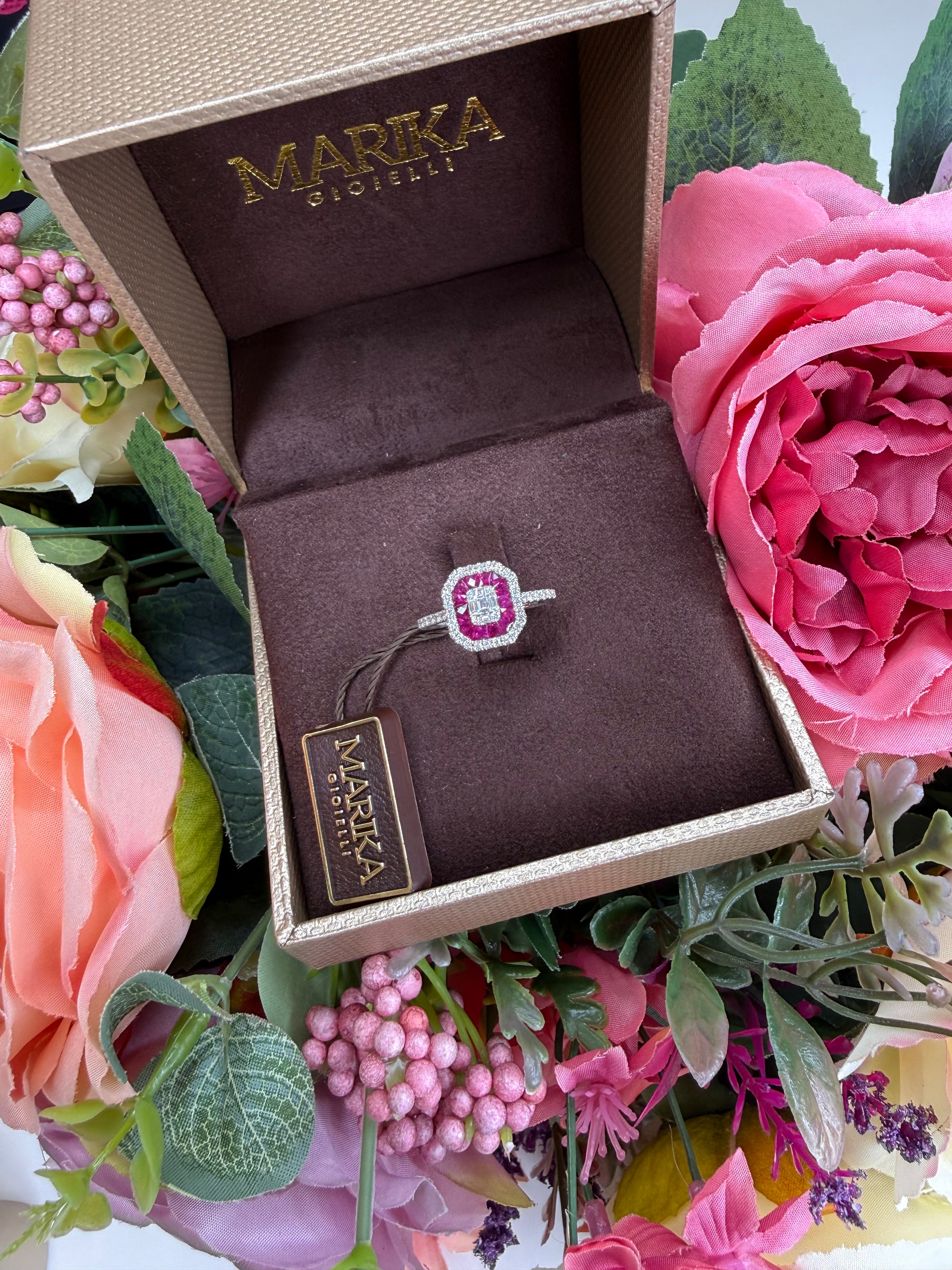 ANELLO IN ORO BIANCO 18KT DIAMANTI, BAGUETTE E RUBINI