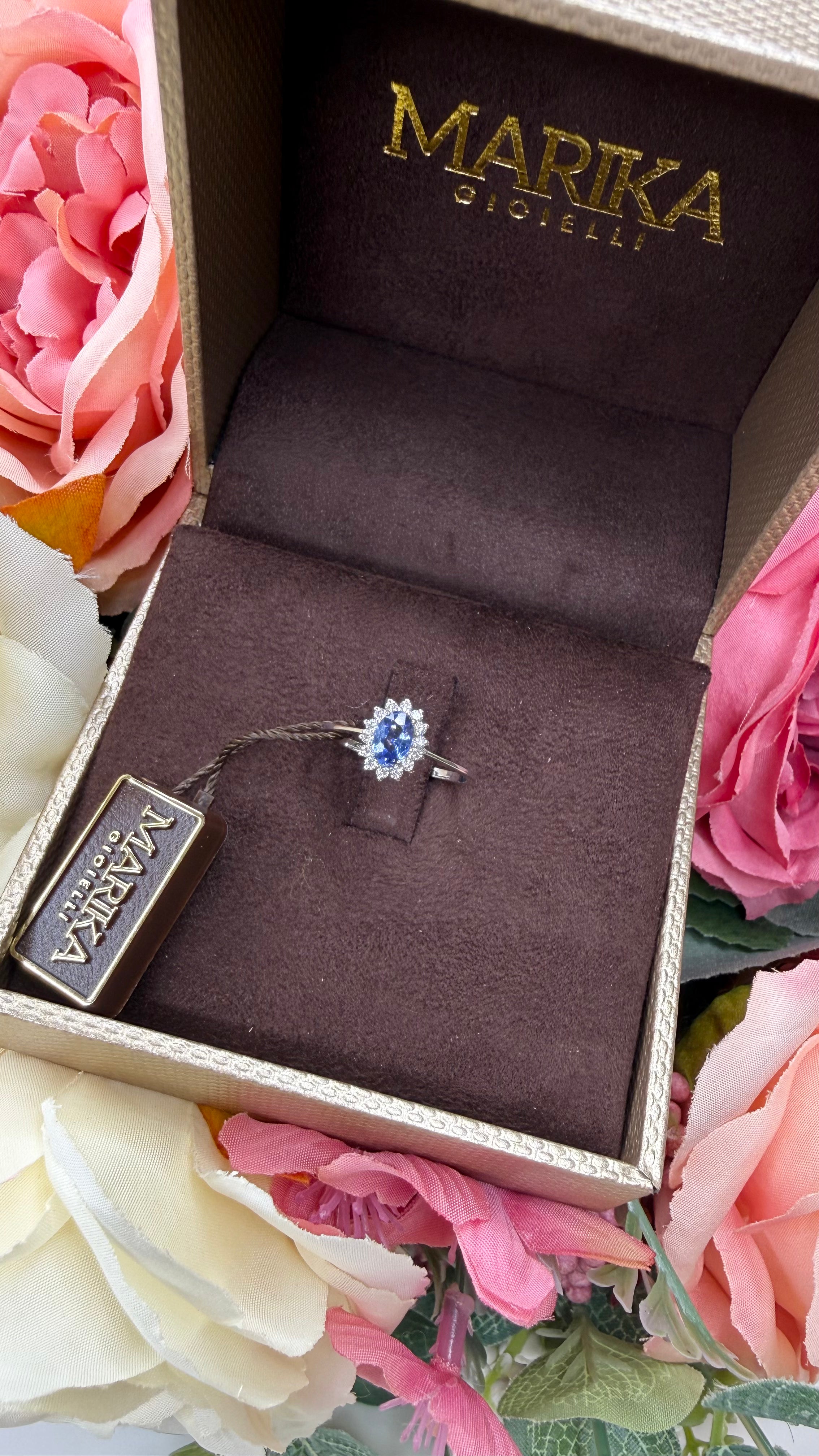 ANELLO IN ORO BIANCO 18 CARATI CON DIAMANTI E ZAFFIRO