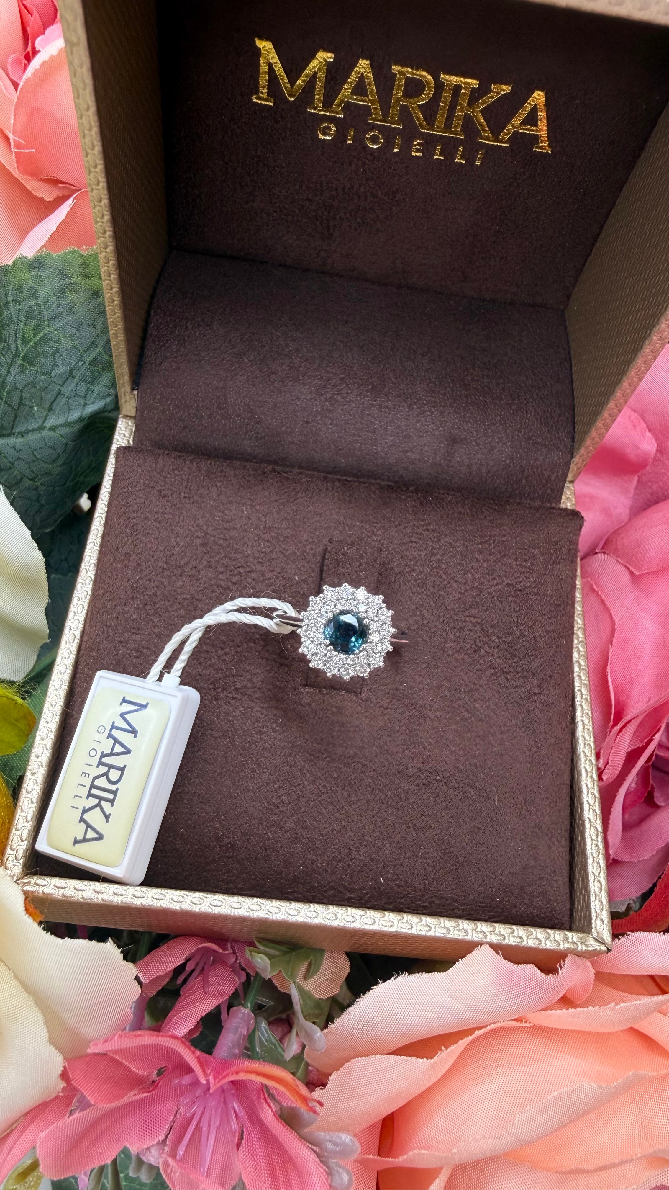 ANELLO IN ORO BIANCO 18 CARATI CON DIAMANTI E ZAFFIRO