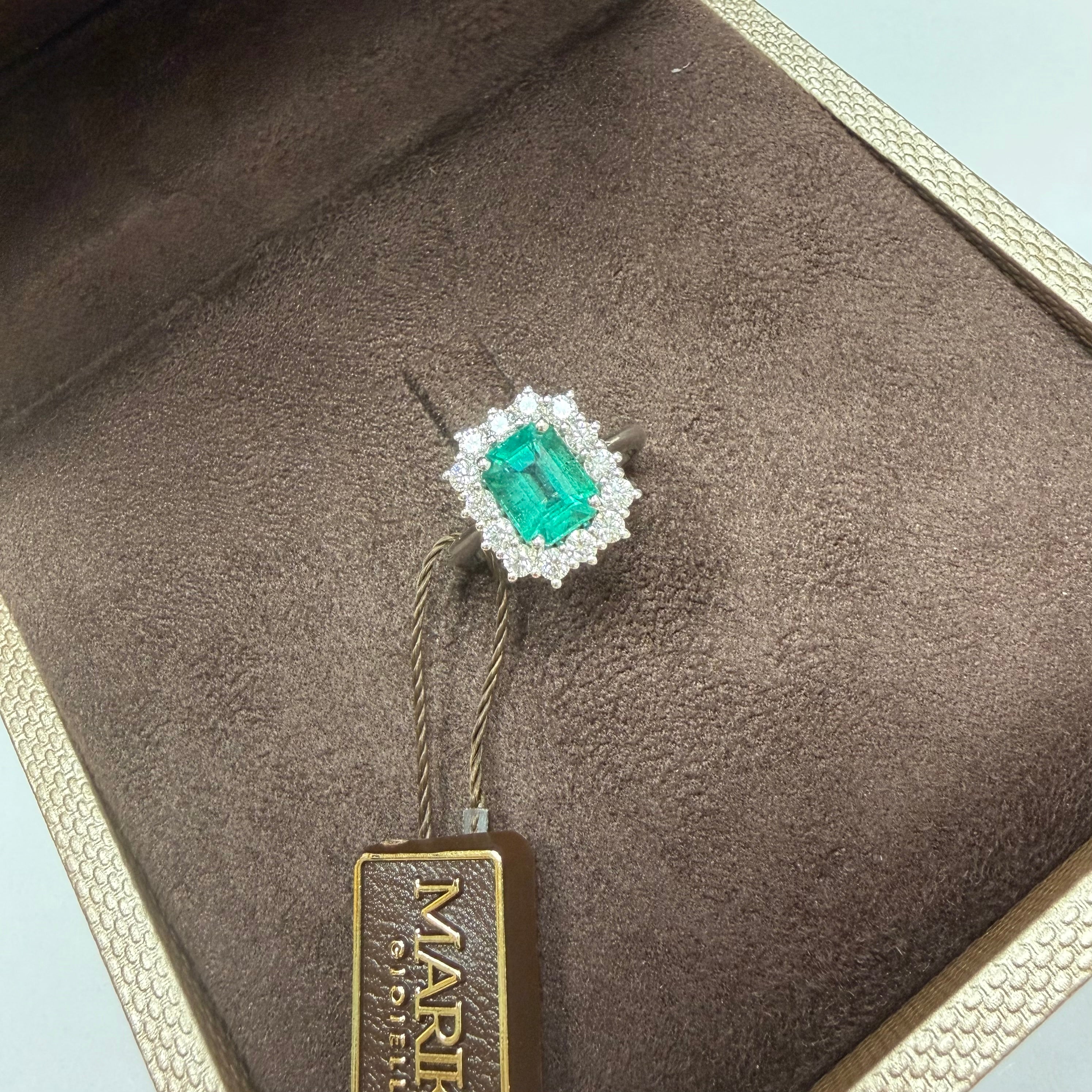 ANELLO IN ORO BIANCO 18 CARATI CON DIAMANTI E SMERALDO