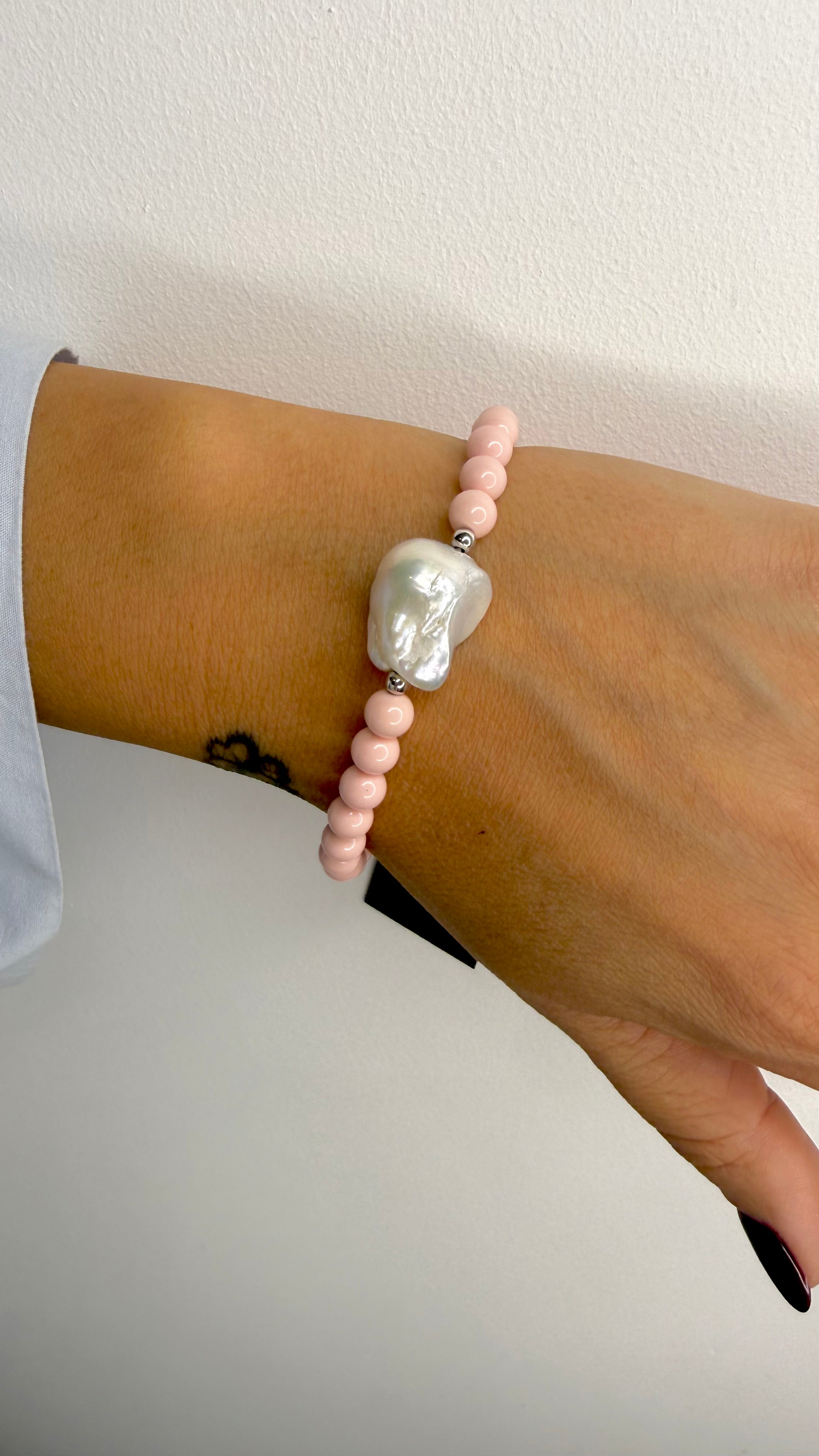BRACCIALE CON PASTA DI CORALLO ROSA E PERLA BAROCCA IN ARGENTO 925