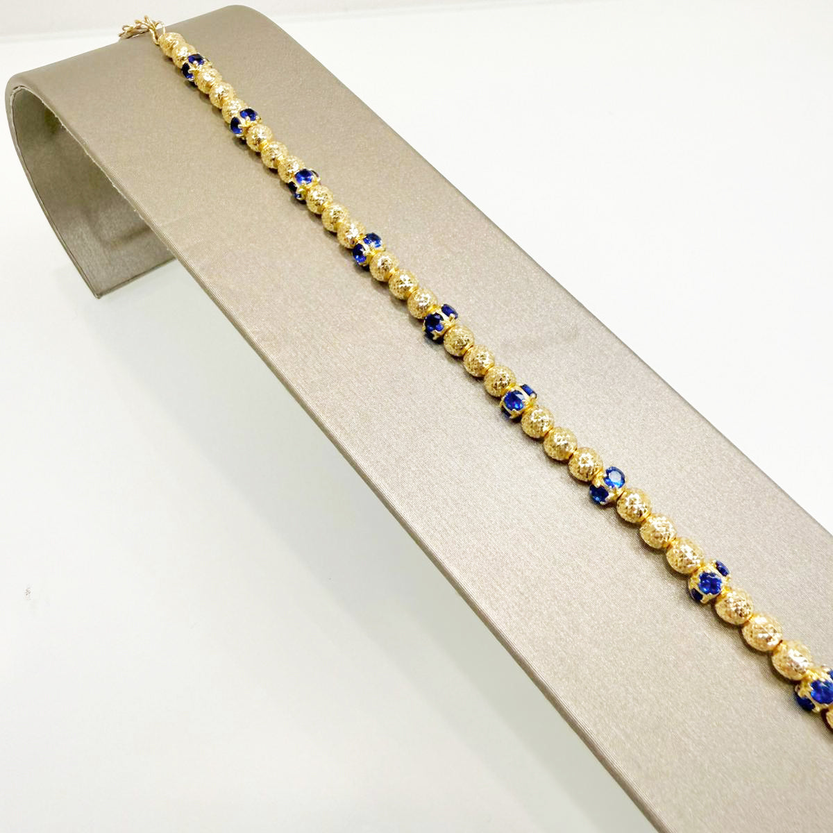 Bracciale in oro giallo 18KT (750) con sfere diamantate e elementi blu