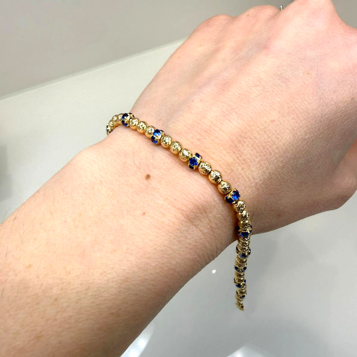 Bracciale in oro giallo 18KT (750) con sfere diamantate e elementi blu