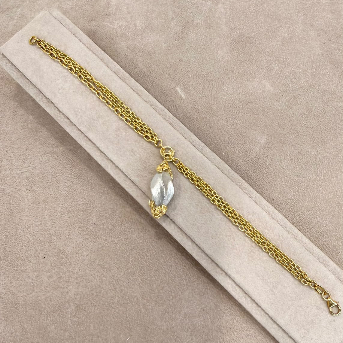 BRACCIALE IN ORO GIALLO 18 KT (750) A TRE FILI CON PENDENTE