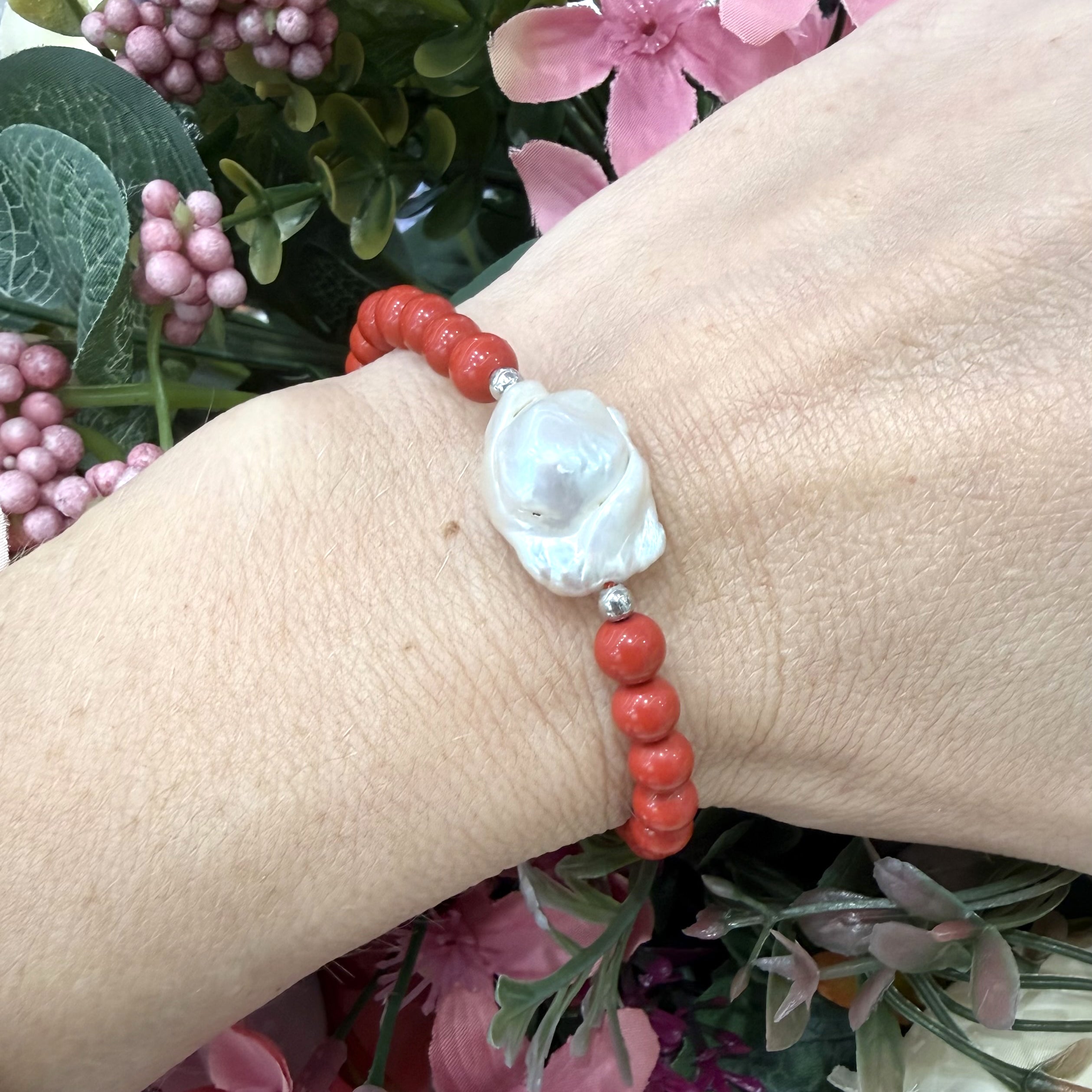 BRACCIALE PASTA DI CORALLO ROSSO E PERLA BAROCCA IN ARGENTO
