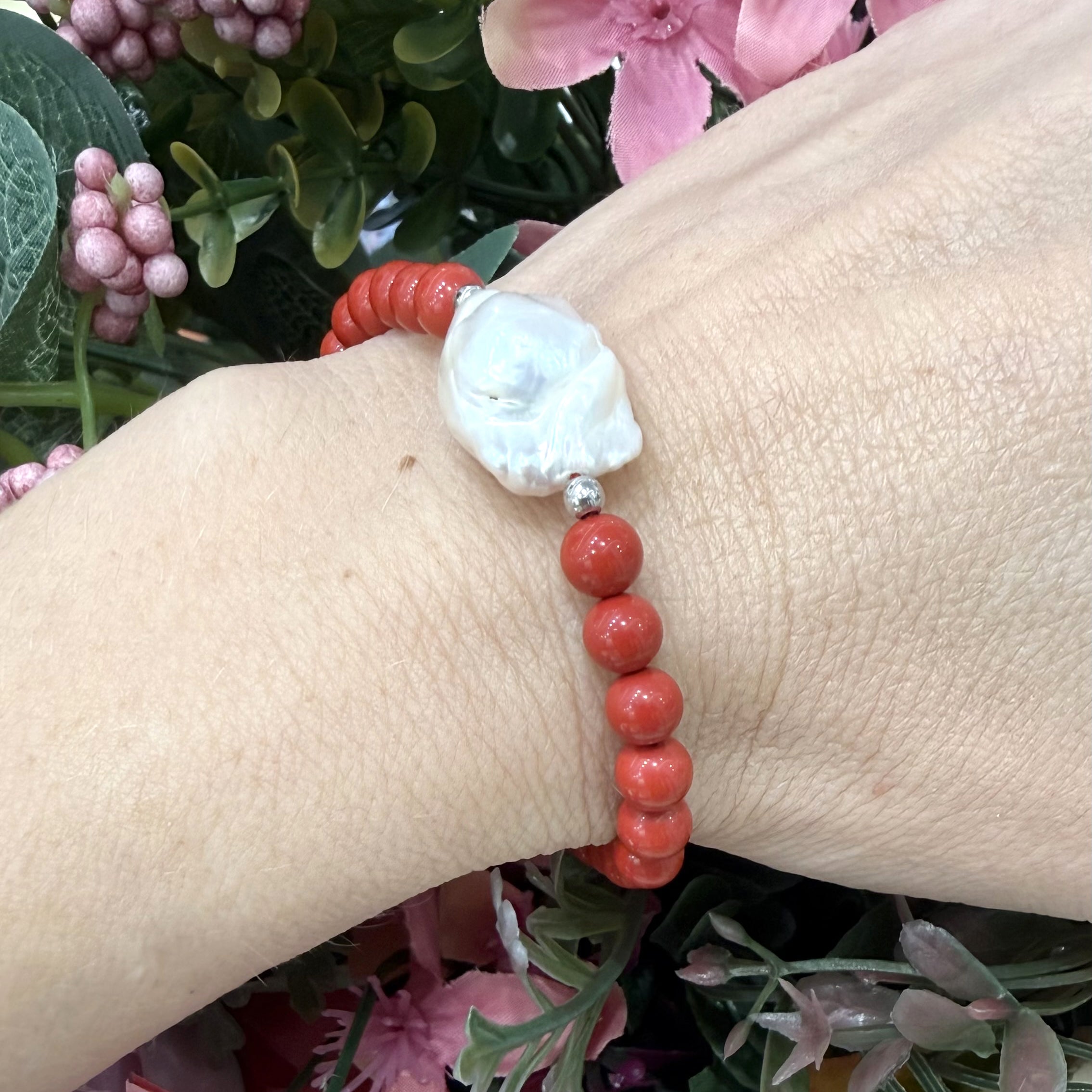 BRACCIALE PASTA DI CORALLO ROSSO E PERLA BAROCCA IN ARGENTO