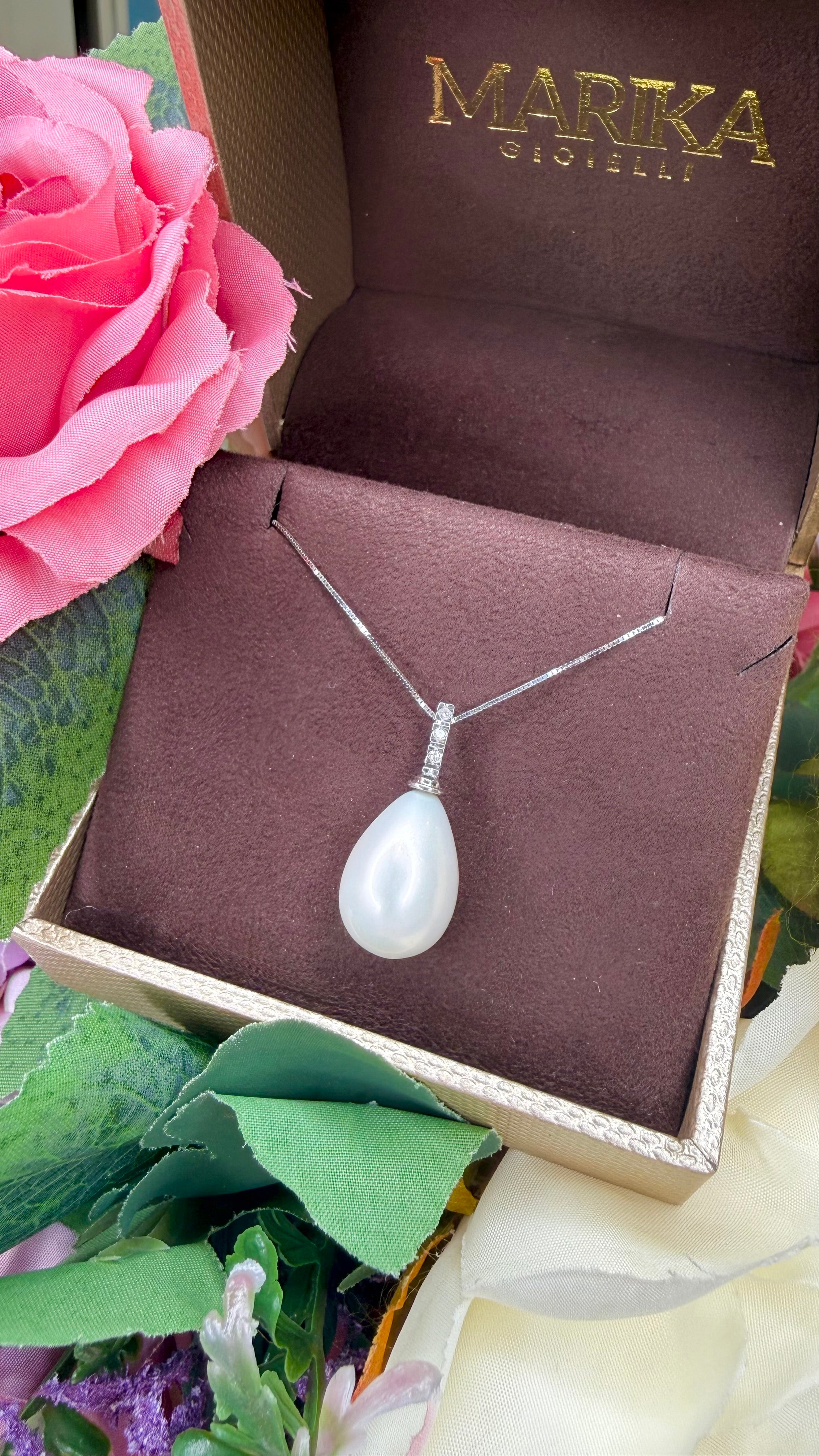 COLLANA IN ORO 18 CARATI CON DIAMANTI E MADREPERLA