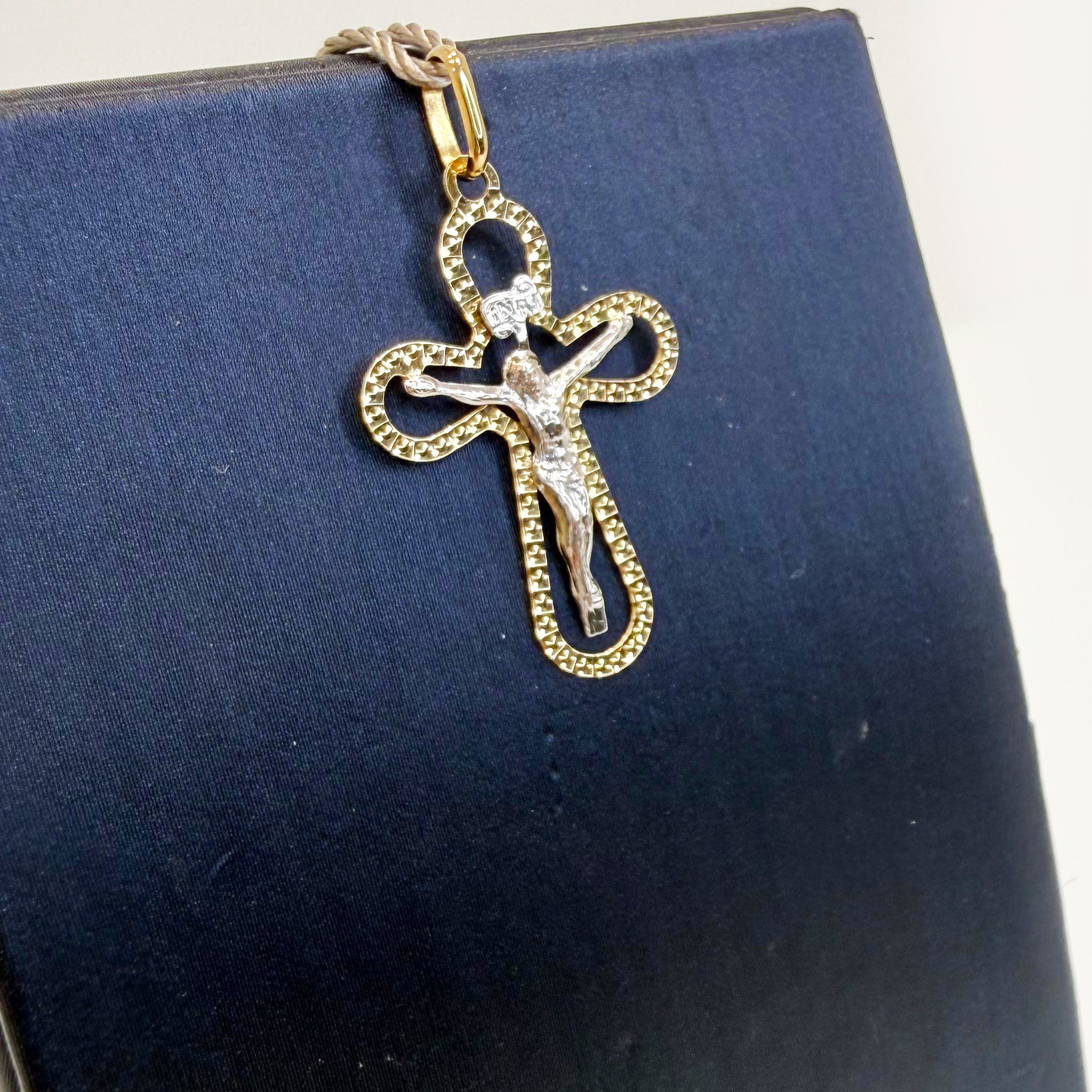 Ciondolo crocifisso bicolore in oro giallo e bianco 18KT (750) – Made in Italy