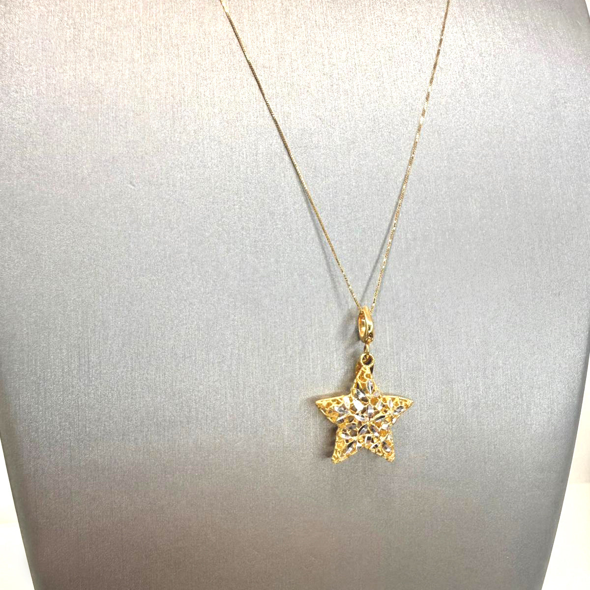 Collana con pendente a stella in oro giallo e bianco 18KT (750) con lavorazione luminosa