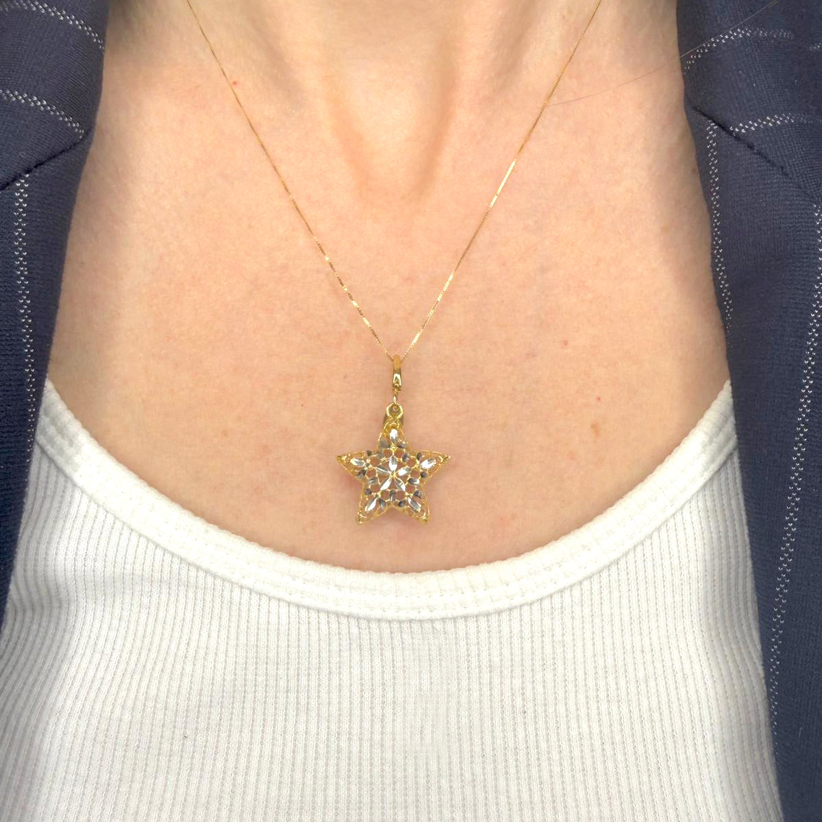 Collana con pendente a stella in oro giallo e bianco 18KT (750) con lavorazione luminosa