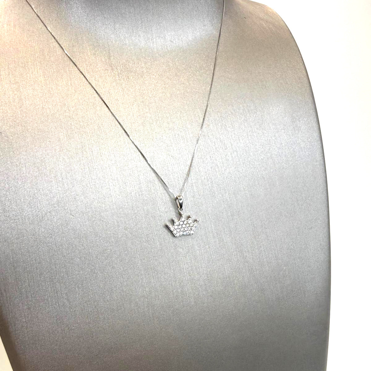 Collana con pendente corona in oro bianco 18KT (750) con zirconi