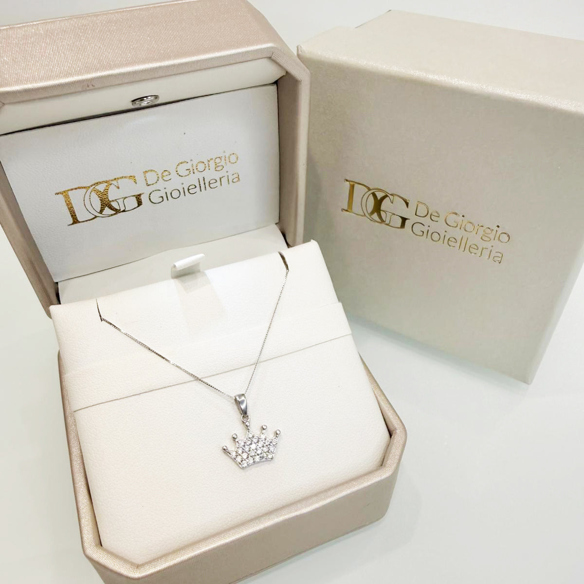 Collana con pendente corona in oro bianco 18KT (750) con zirconi