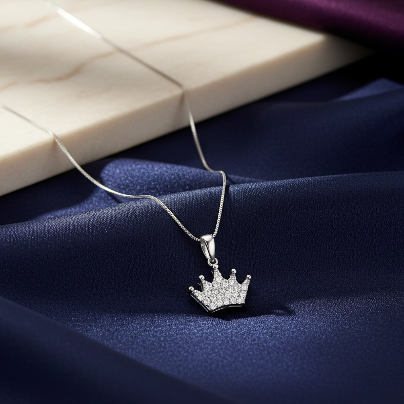 Collana con pendente corona in oro bianco 18KT (750) con zirconi