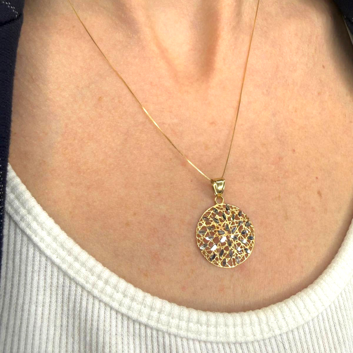 Collana con pendente tondo in oro giallo e bianco 18KT (750) con lavorazione traforata diamantata