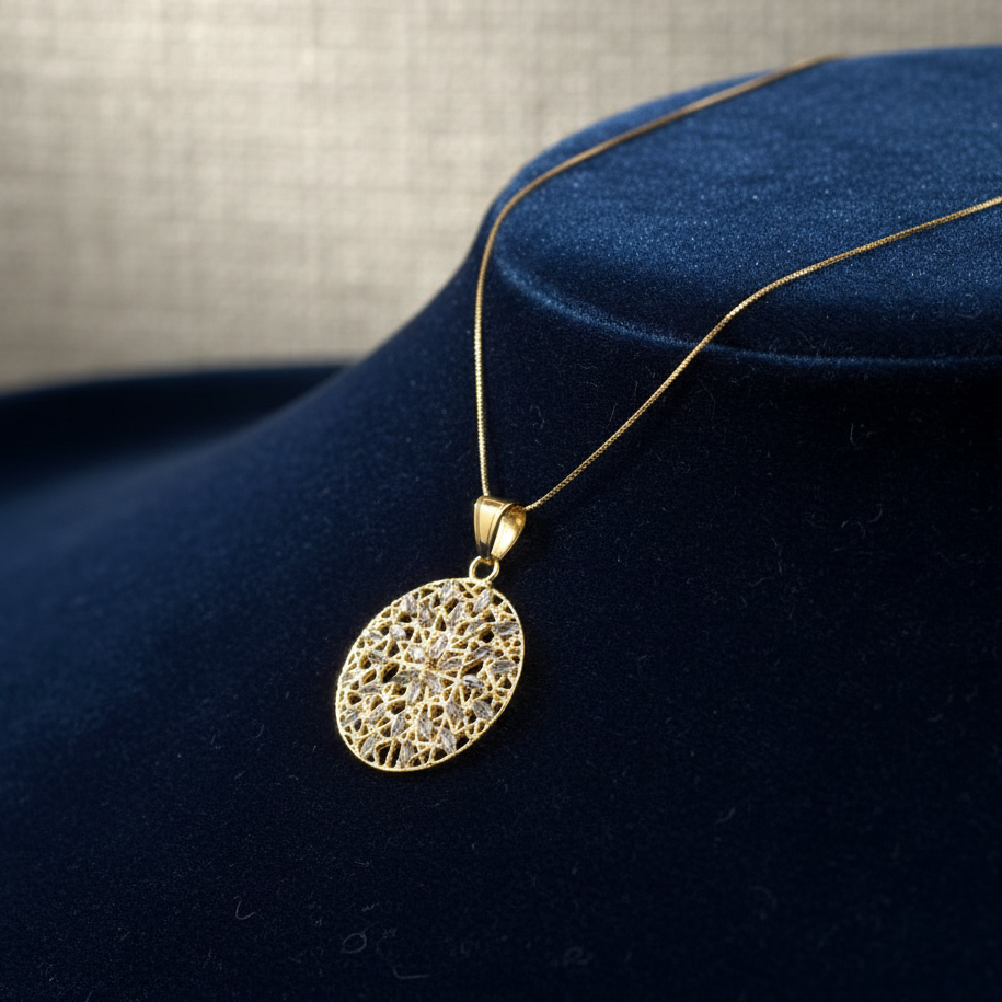 Collana con pendente tondo in oro giallo e bianco 18KT (750) con lavorazione traforata diamantata