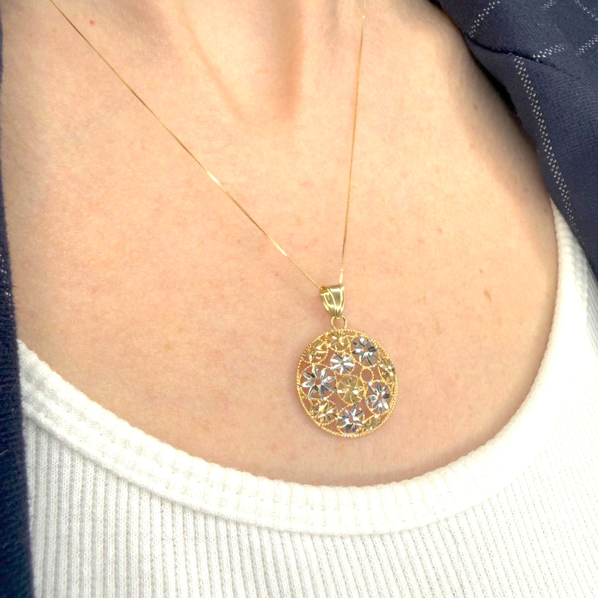 Collana con pendente tondo floreale in oro giallo e bianco 18KT (750) con lavorazione diamantata
