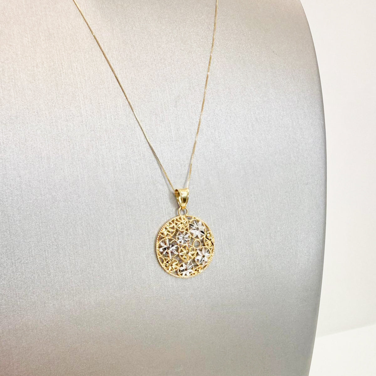 Collana con pendente tondo floreale in oro giallo e bianco 18KT (750) con lavorazione diamantata