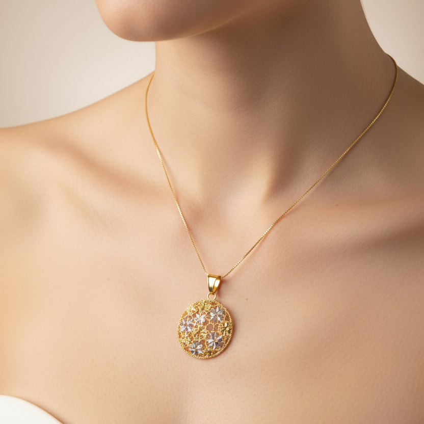 Collana con pendente tondo floreale in oro giallo e bianco 18KT (750) con lavorazione diamantata