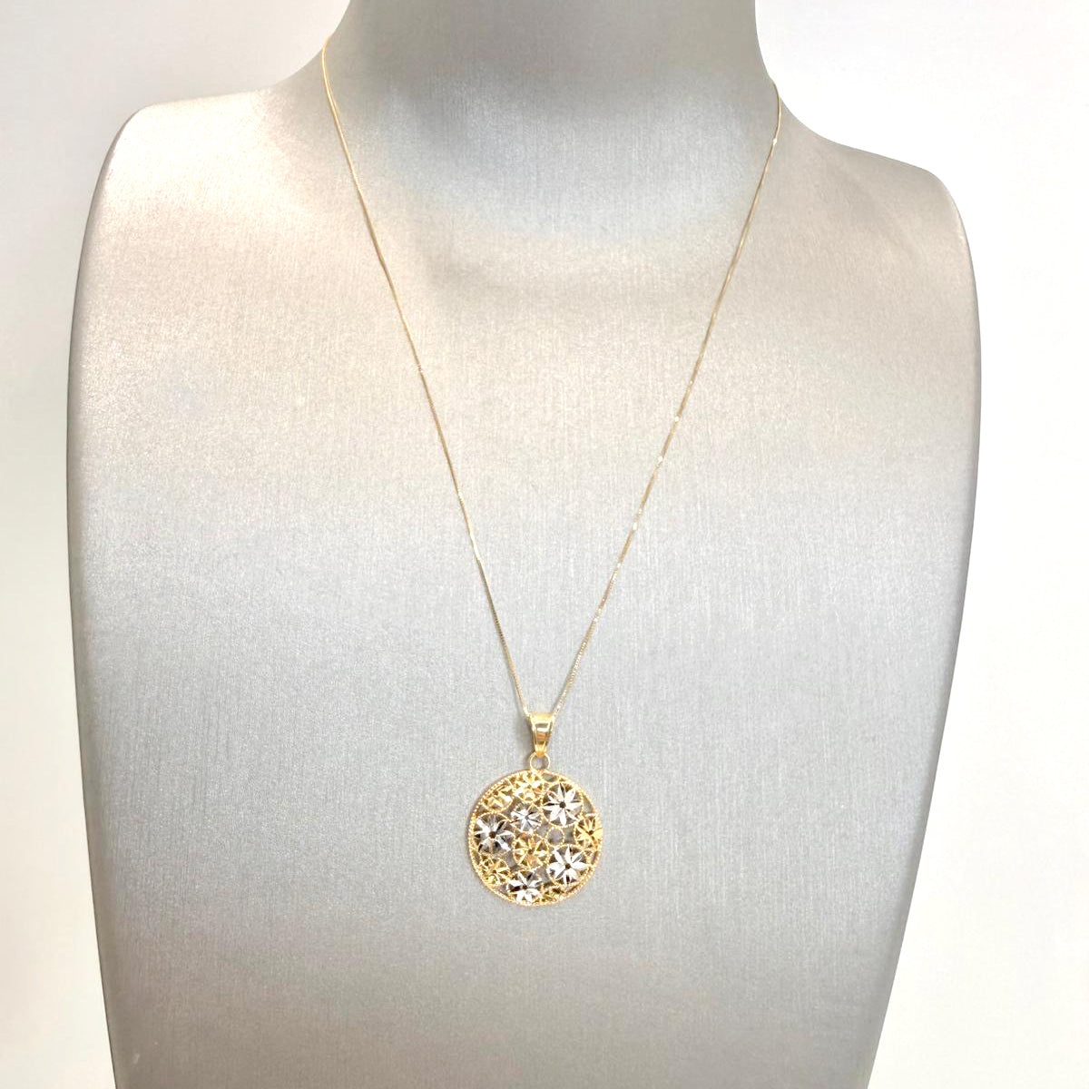 Collana con pendente tondo floreale in oro giallo e bianco 18KT (750) con lavorazione diamantata