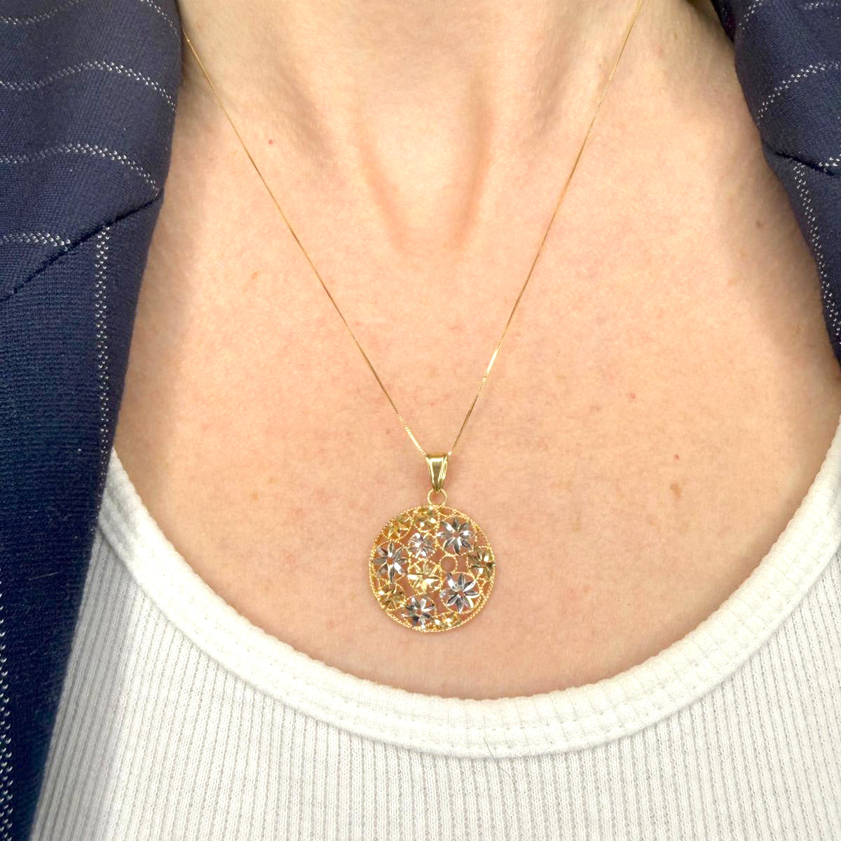 Collana con pendente tondo floreale in oro giallo e bianco 18KT (750) con lavorazione diamantata