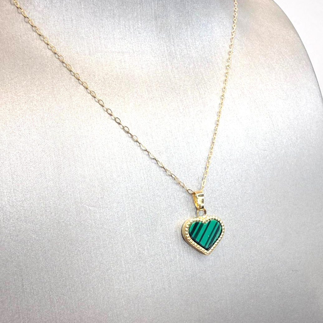 Collana cuore da donna in oro giallo 18 Kt (750) con inserto verde e contorno lavorato