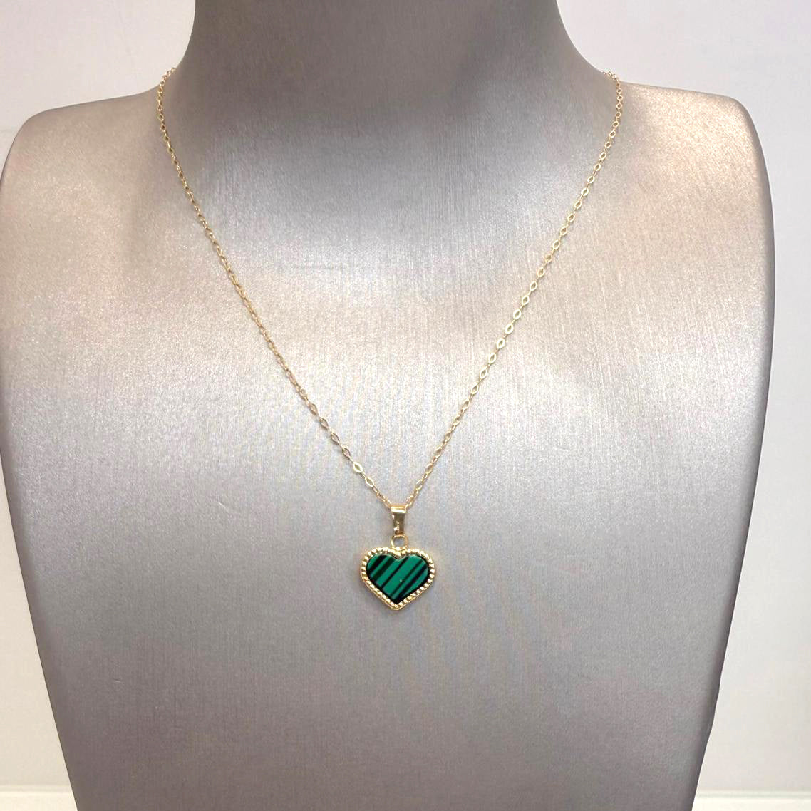 Collana cuore da donna in oro giallo 18 Kt (750) con inserto verde e contorno lavorato