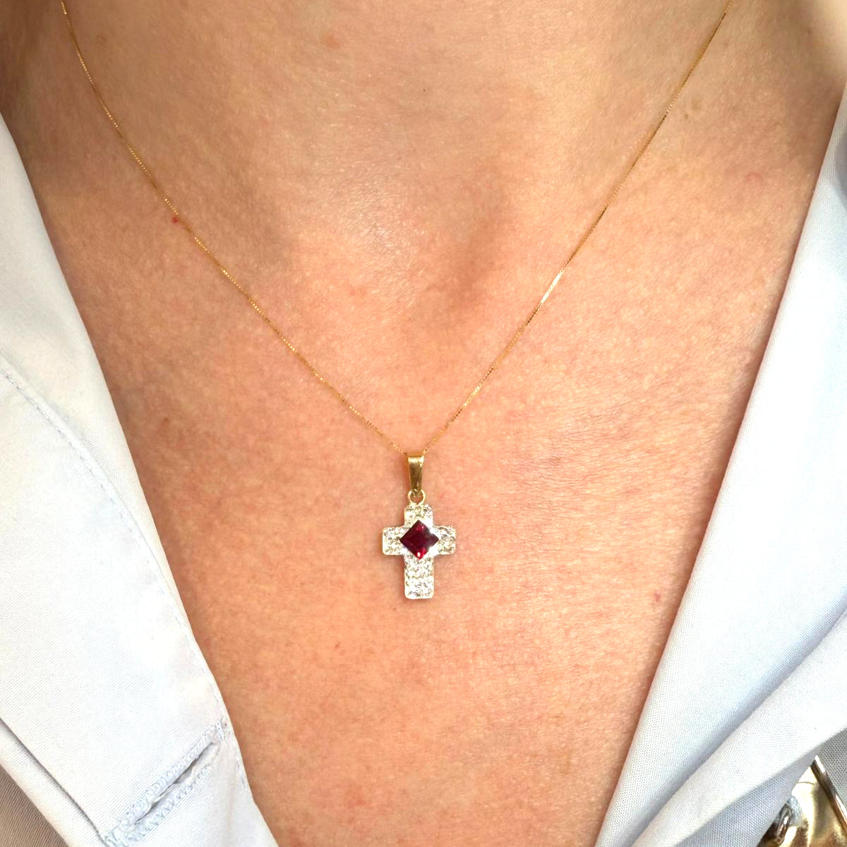Ciondolo croce da donna con pietra rossa e zirconi in oro giallo 18 Kt (750)
