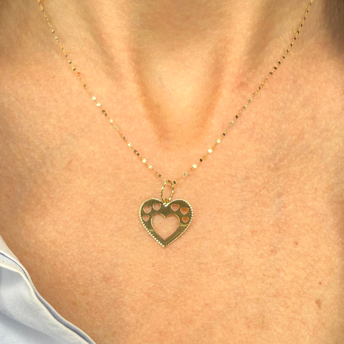 Collana con cuore traforato e cuoricini in oro giallo 18 KT (750)