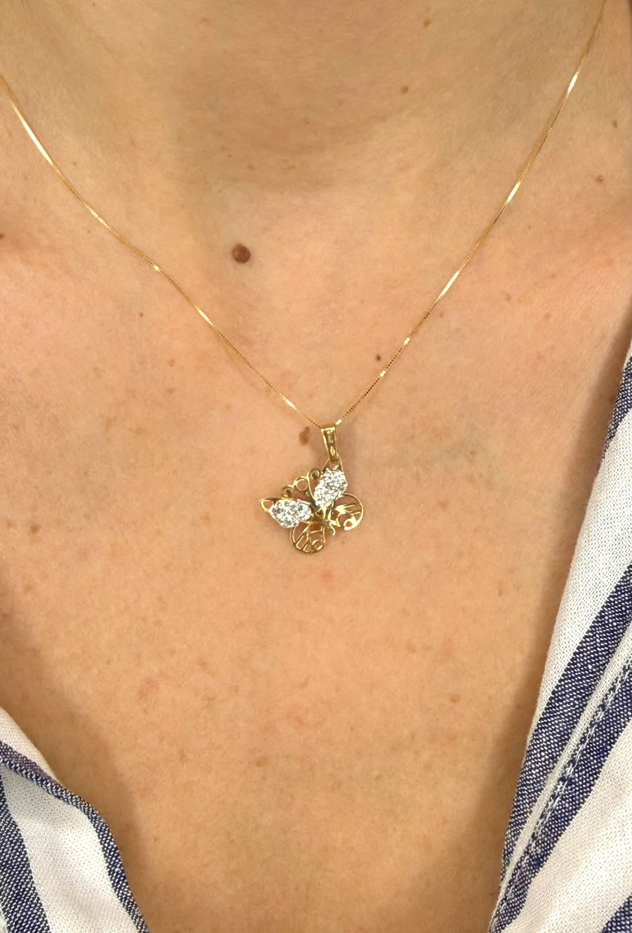 Collana con ciondolo farfalla e cuori zirconati in oro giallo 18 KT (750)