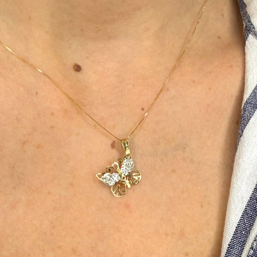 Collana con ciondolo farfalla e cuori zirconati in oro giallo 18 KT (750)