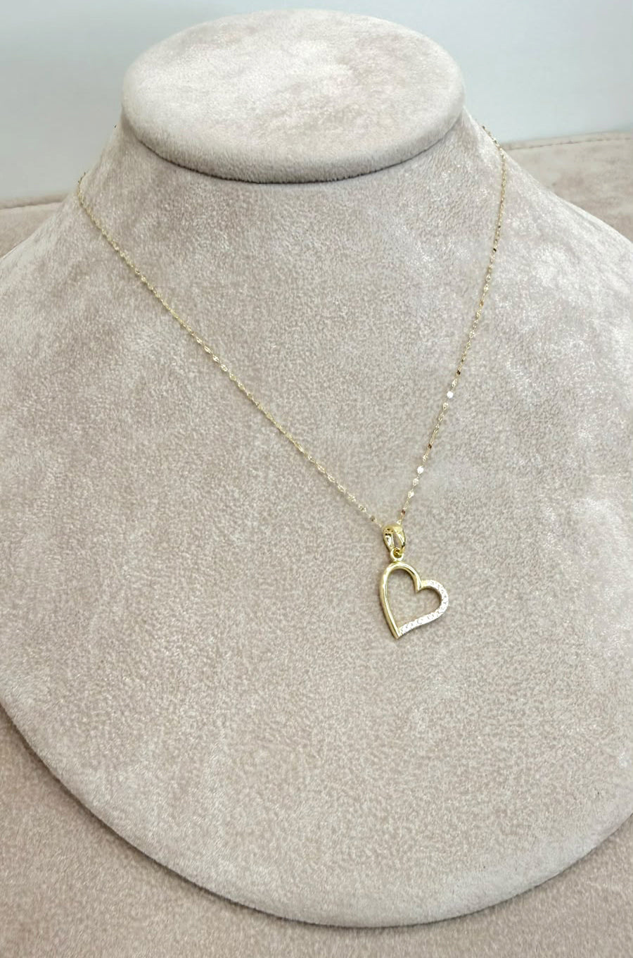 COLLANA CON PENDENTE CUORE TRAFORATO E ZIRCONI IN ORO 18 KT