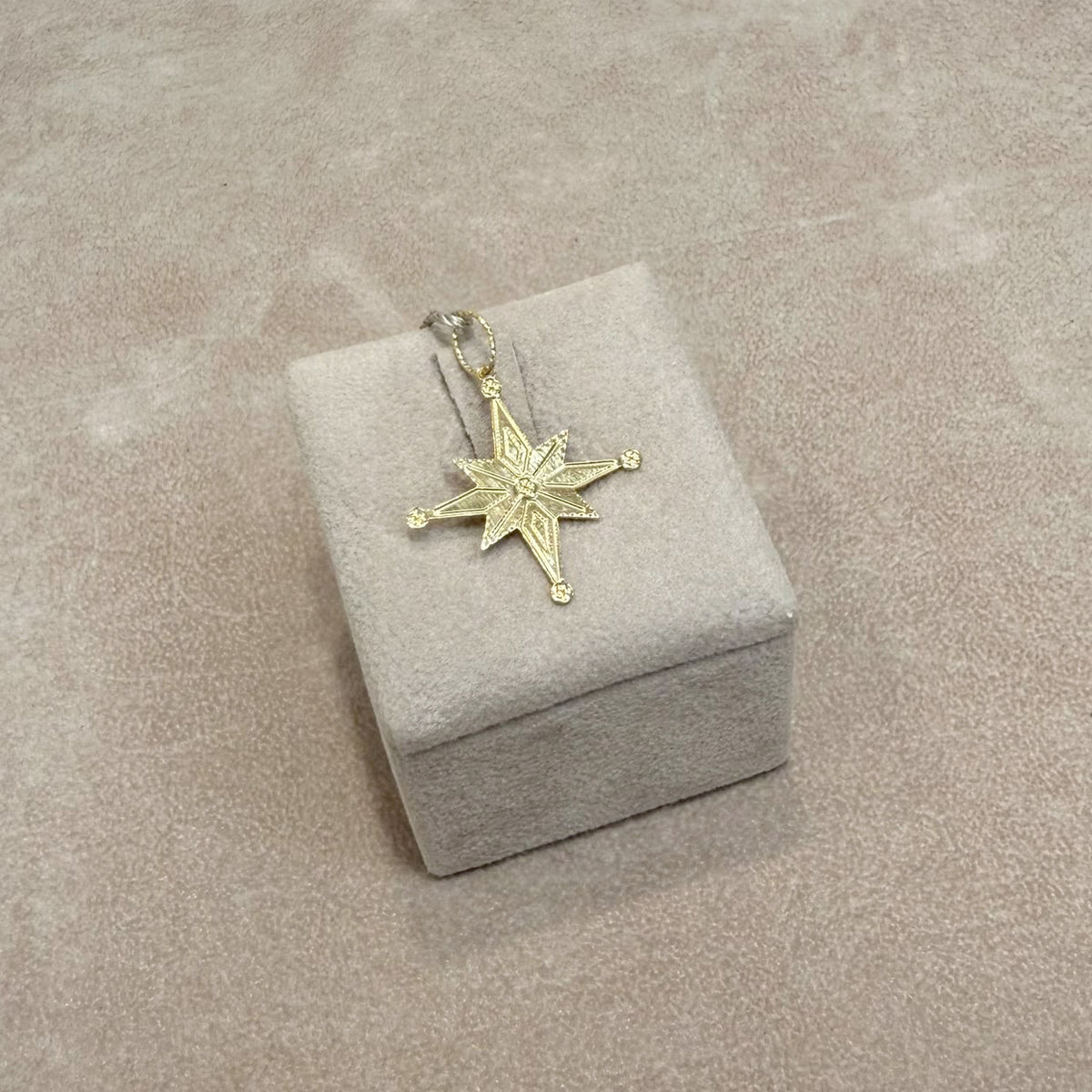 CIONDOLO ROSA DEI VENTI IN ORO GIALLO 18 KT (750)