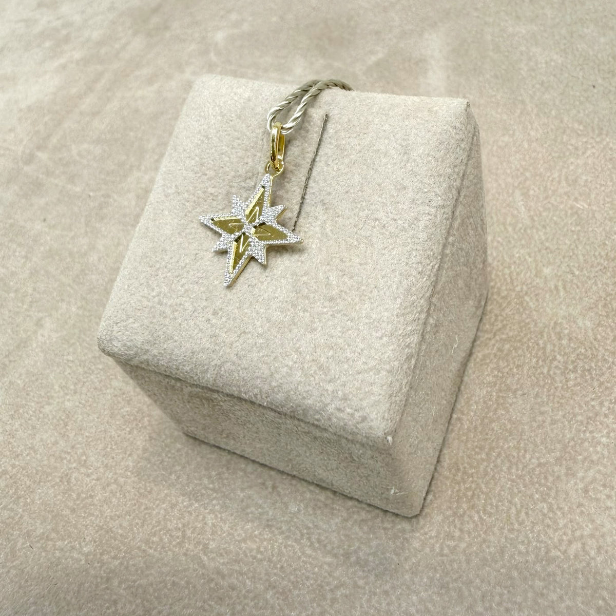 CIONDOLO ROSA DEI VENTI IN ORO GIALLO E BIANCO 18 KT (750)