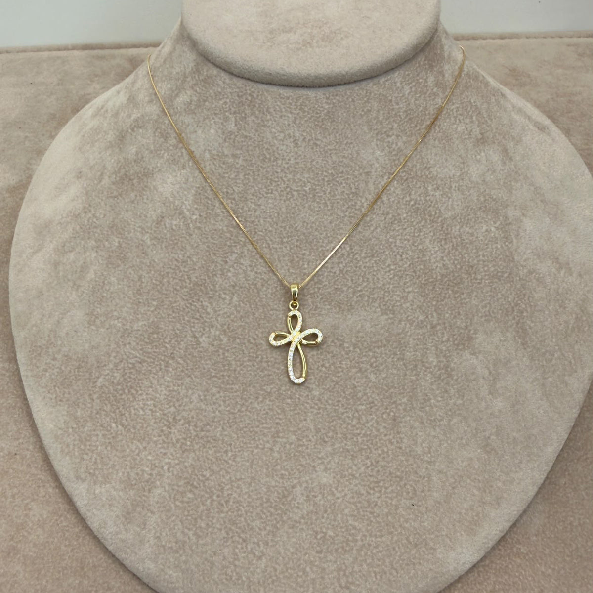 COLLANA CON CROCE STILIZZATA IN ORO GIALLO 18 KT (750) E ZIRCONI