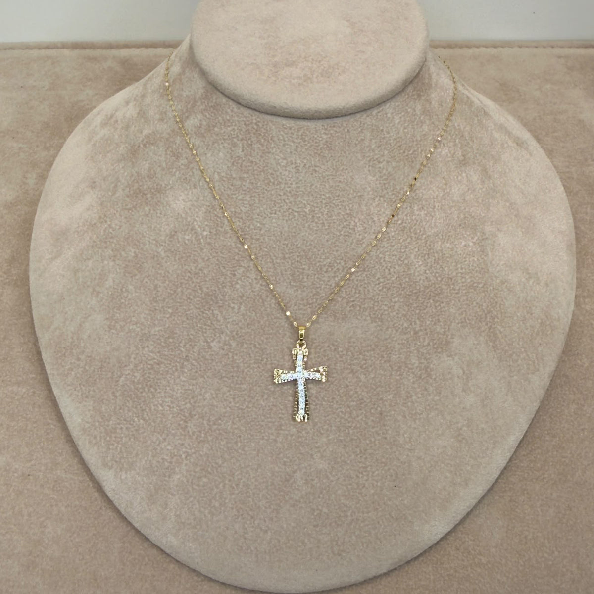 COLLANA CON CROCE STILIZZATA IN ORO GIALLO 18 KT (750) E ZIRCONI