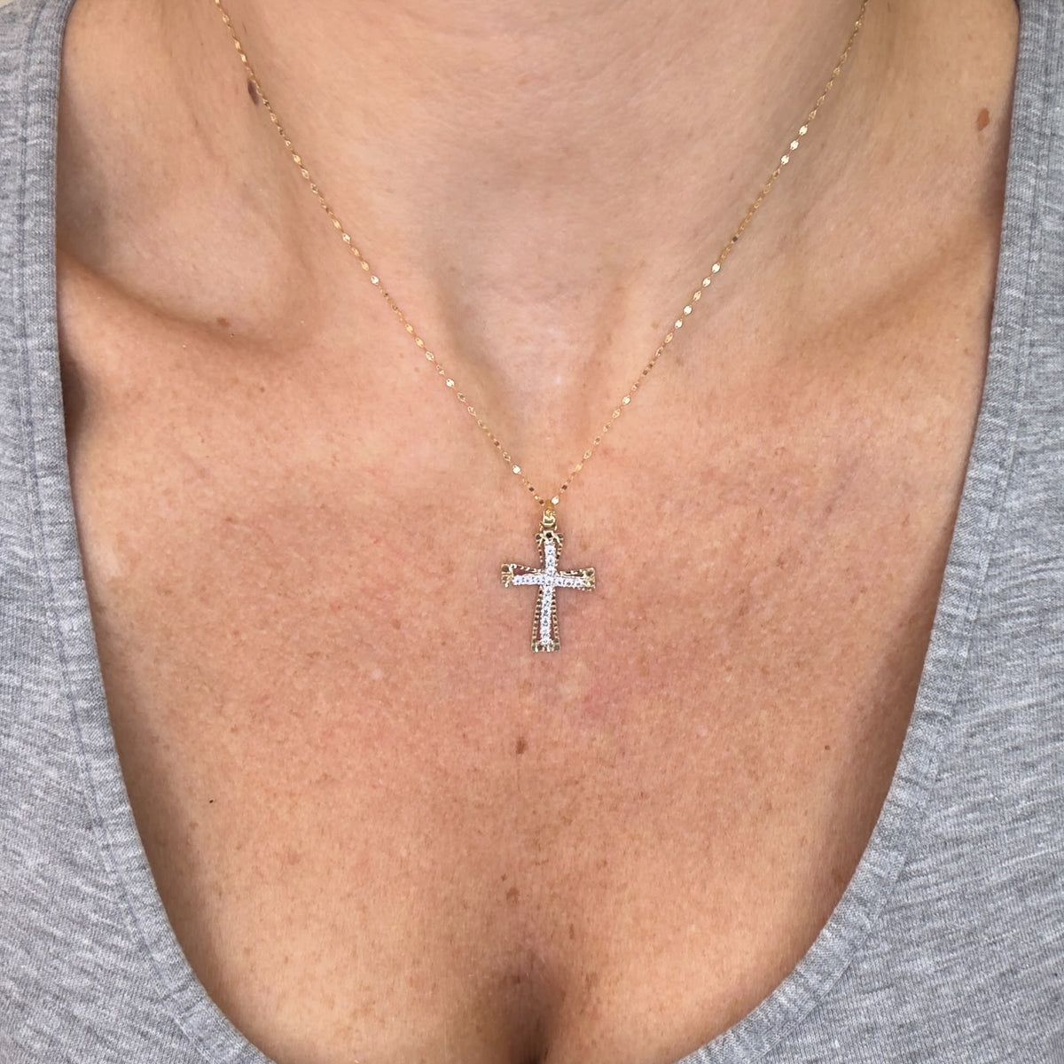 COLLANA CON CROCE STILIZZATA IN ORO GIALLO 18 KT (750) E ZIRCONI