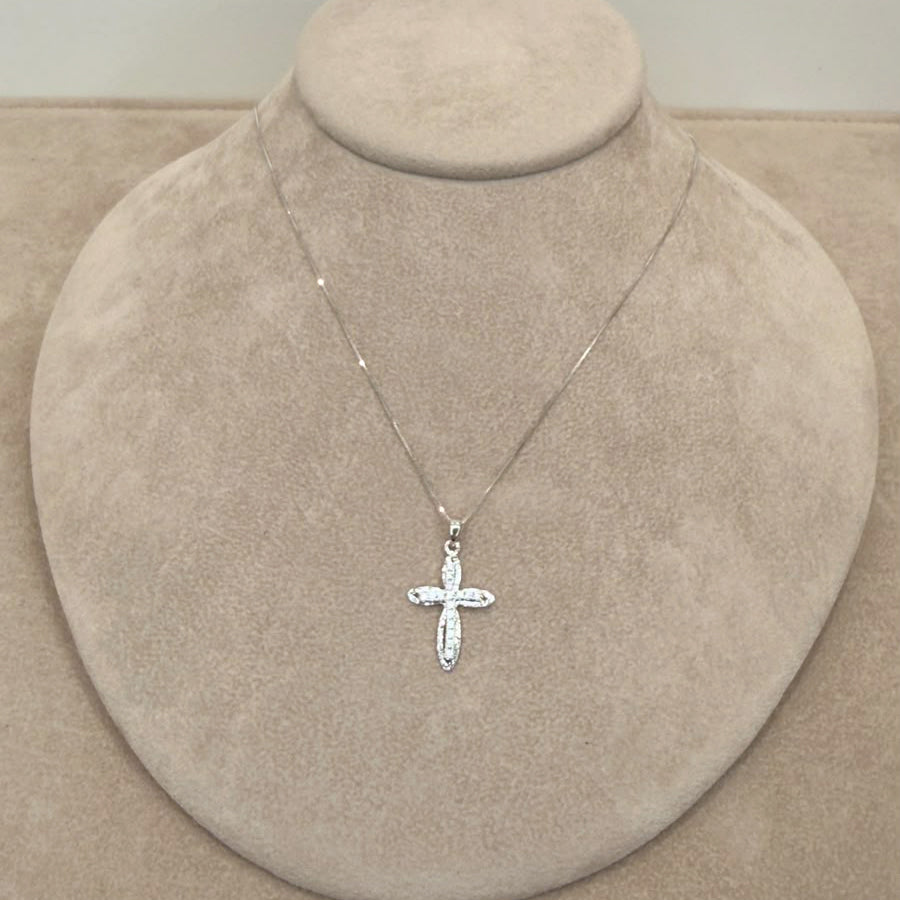 COLLANA CON CROCE LAVORATA IN ORO BIANCO 18 KT (750) E ZIRCONI