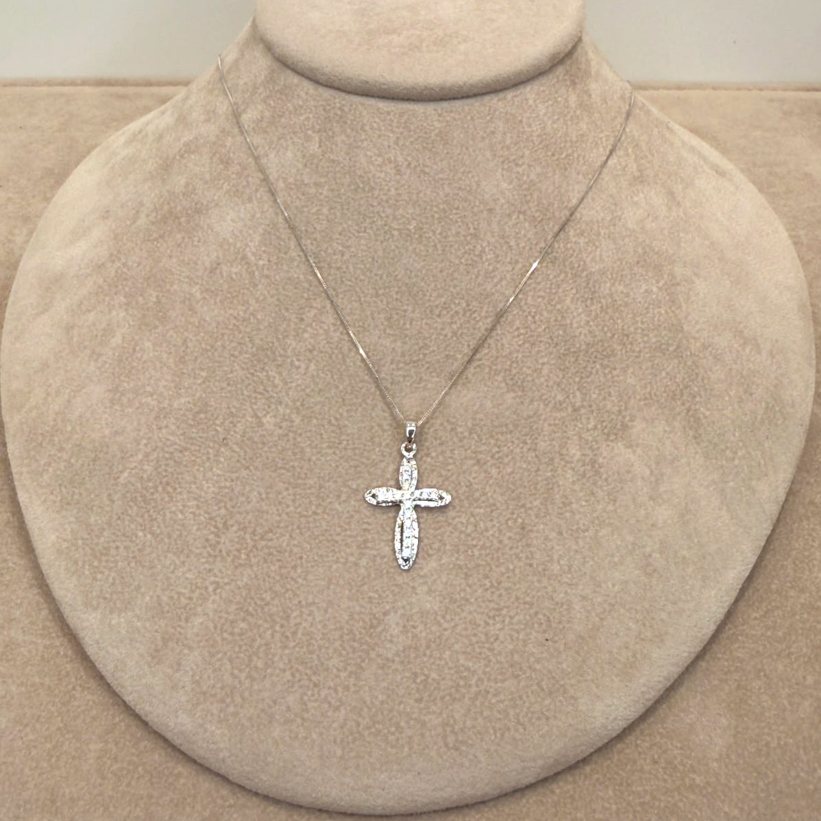 COLLANA CON CROCE LAVORATA IN ORO BIANCO 18 KT (750) E ZIRCONI