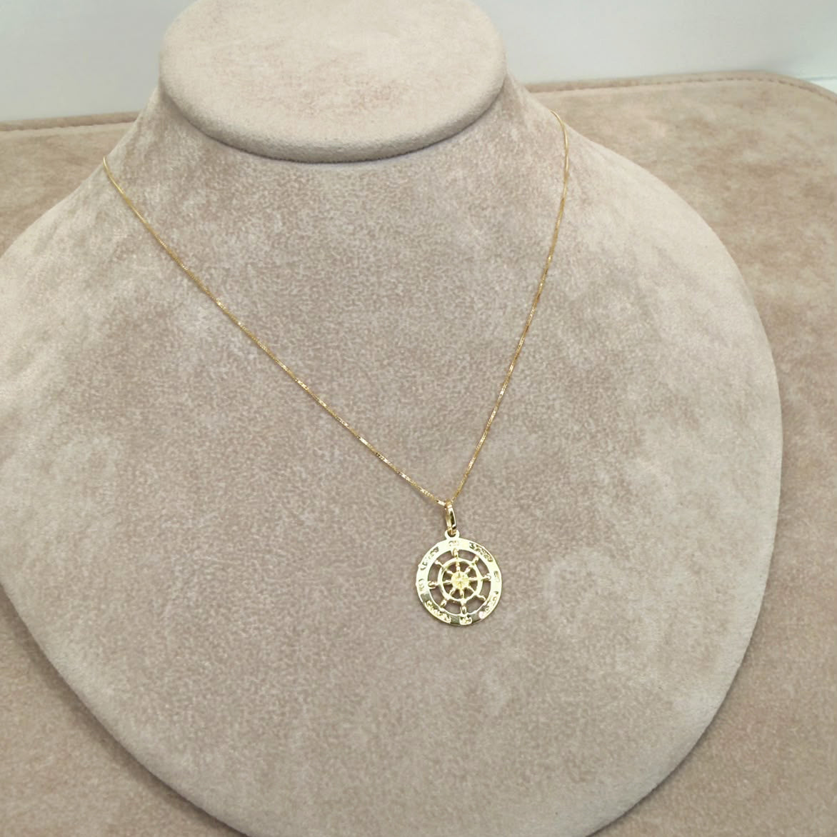COLLANA CON PENDENTE ROSA DEI VENTI IN ORO GIALLO 18 KT (750)